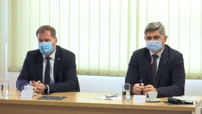 u-otoku-odrzan-radni-sastanak-za-nastavak-izgradnje-prometnice-od-otoka-do-bosnjaka005