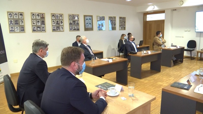 u-otoku-odrzan-radni-sastanak-za-nastavak-izgradnje-prometnice-od-otoka-do-bosnjaka007