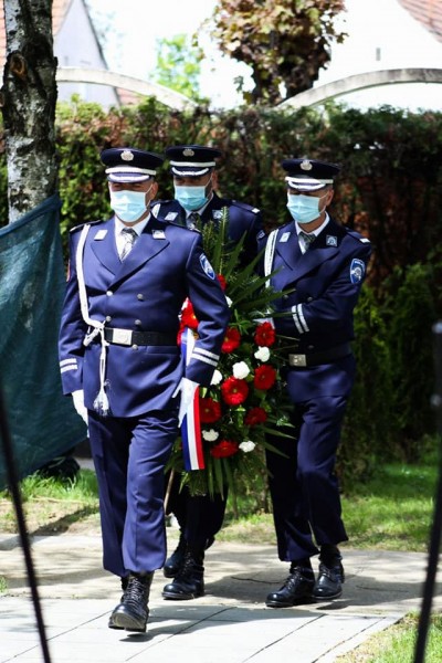 u-vinkovcima-odana-pocast-poginulim-hrvatskim-redarstvenicima003